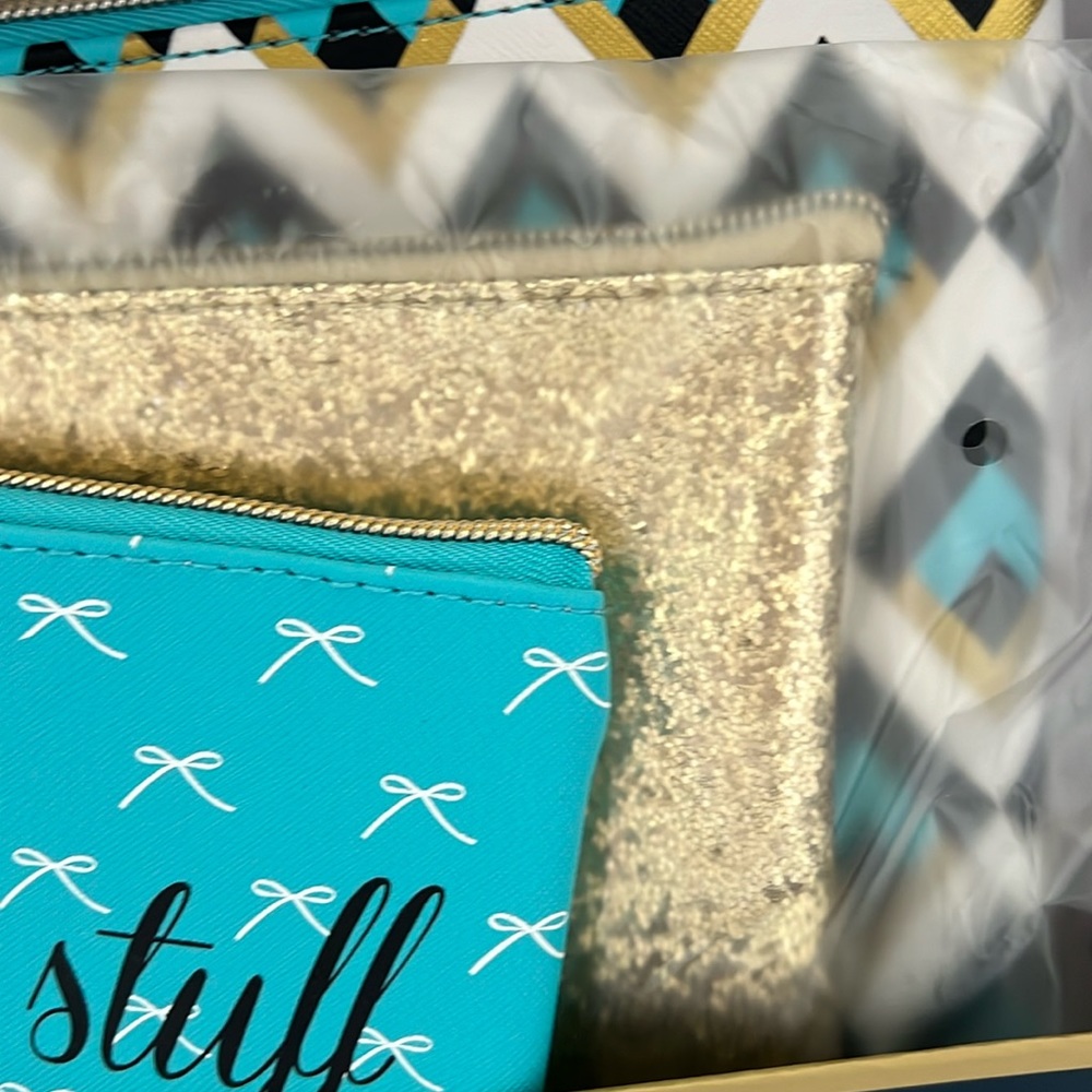 accessories set of three pouches travel “the good stuff “ - Picture 4 of 7